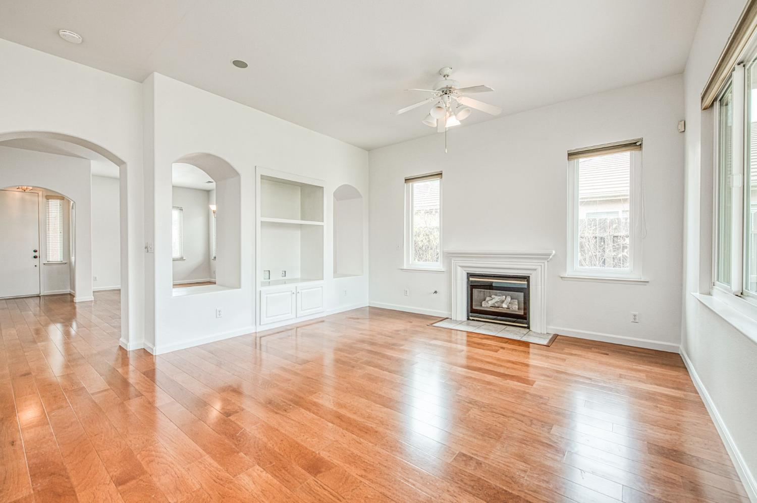 2404 E Pryor Dr, Fresno, CA 93720