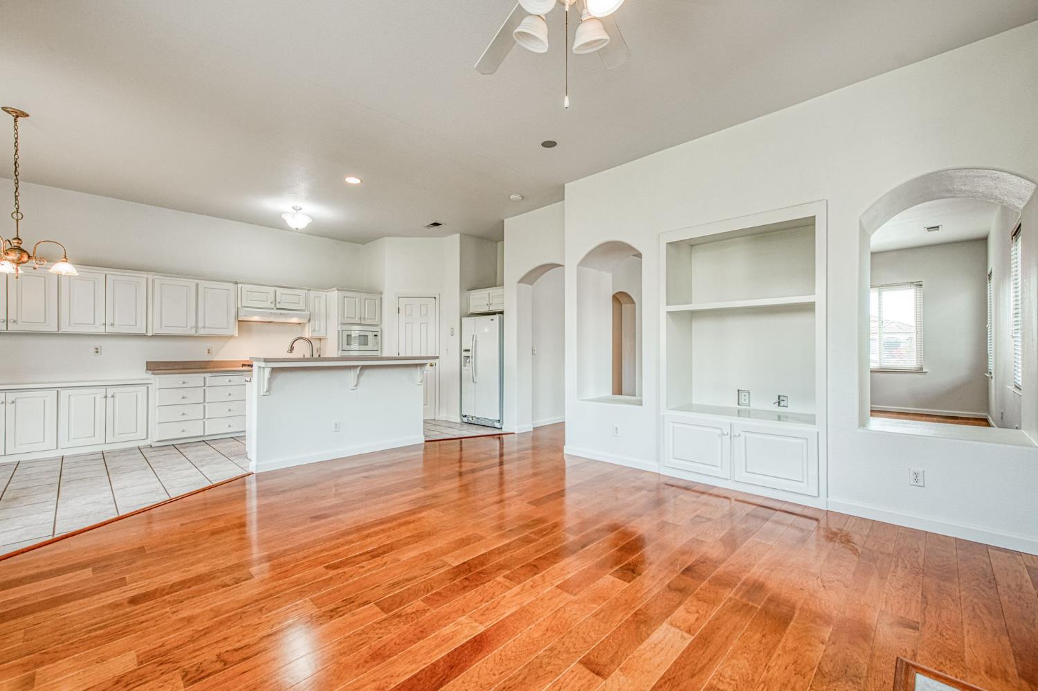 2404 E Pryor Dr, Fresno, CA 93720