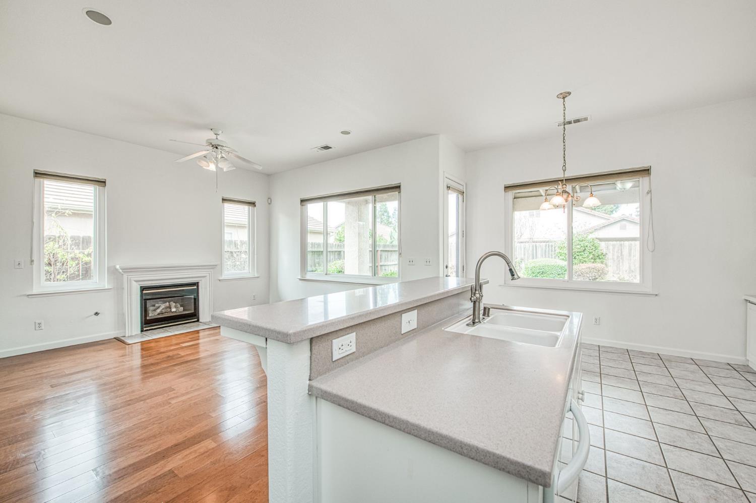 2404 E Pryor Dr, Fresno, CA 93720