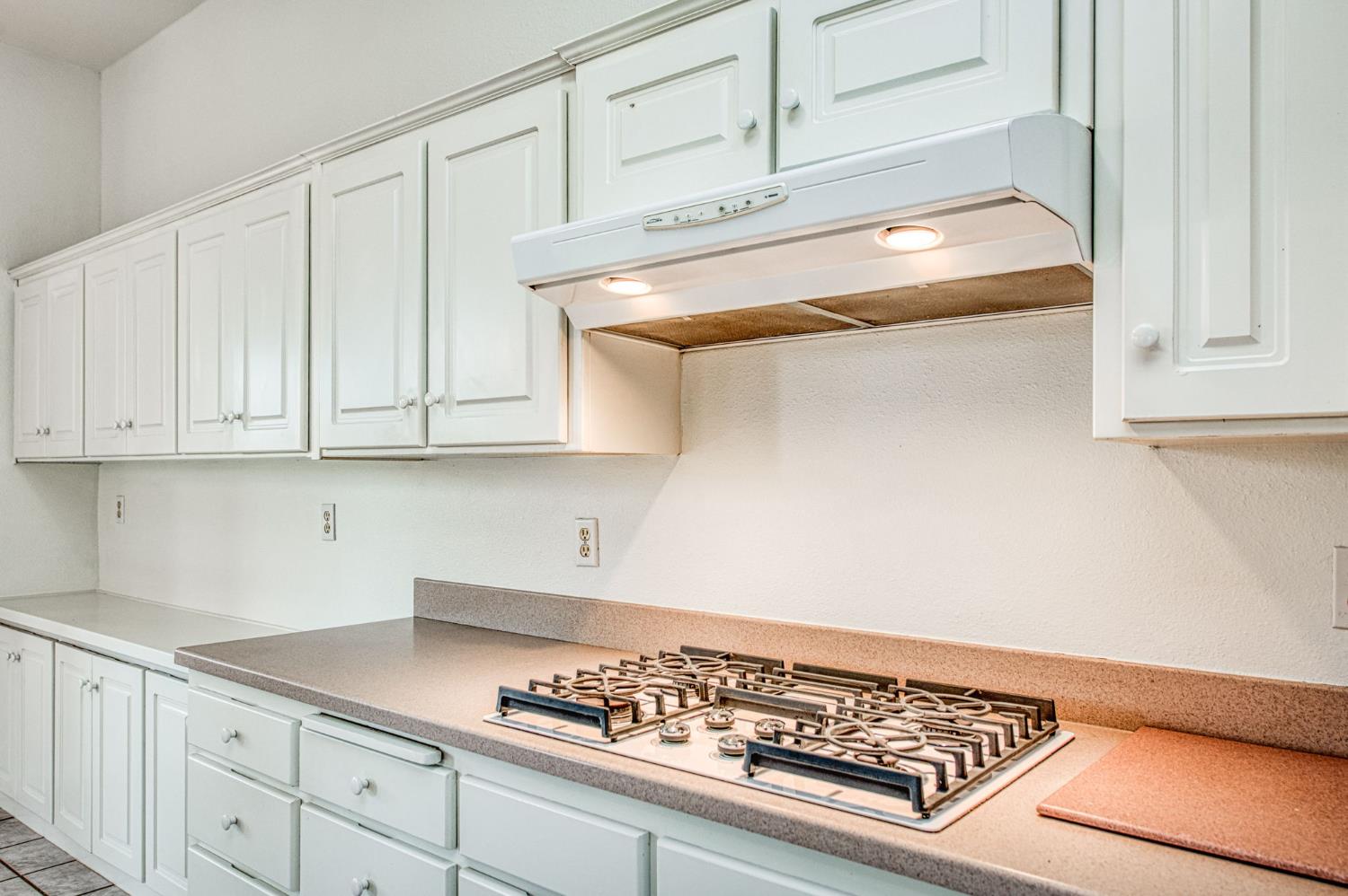 2404 E Pryor Dr, Fresno, CA 93720