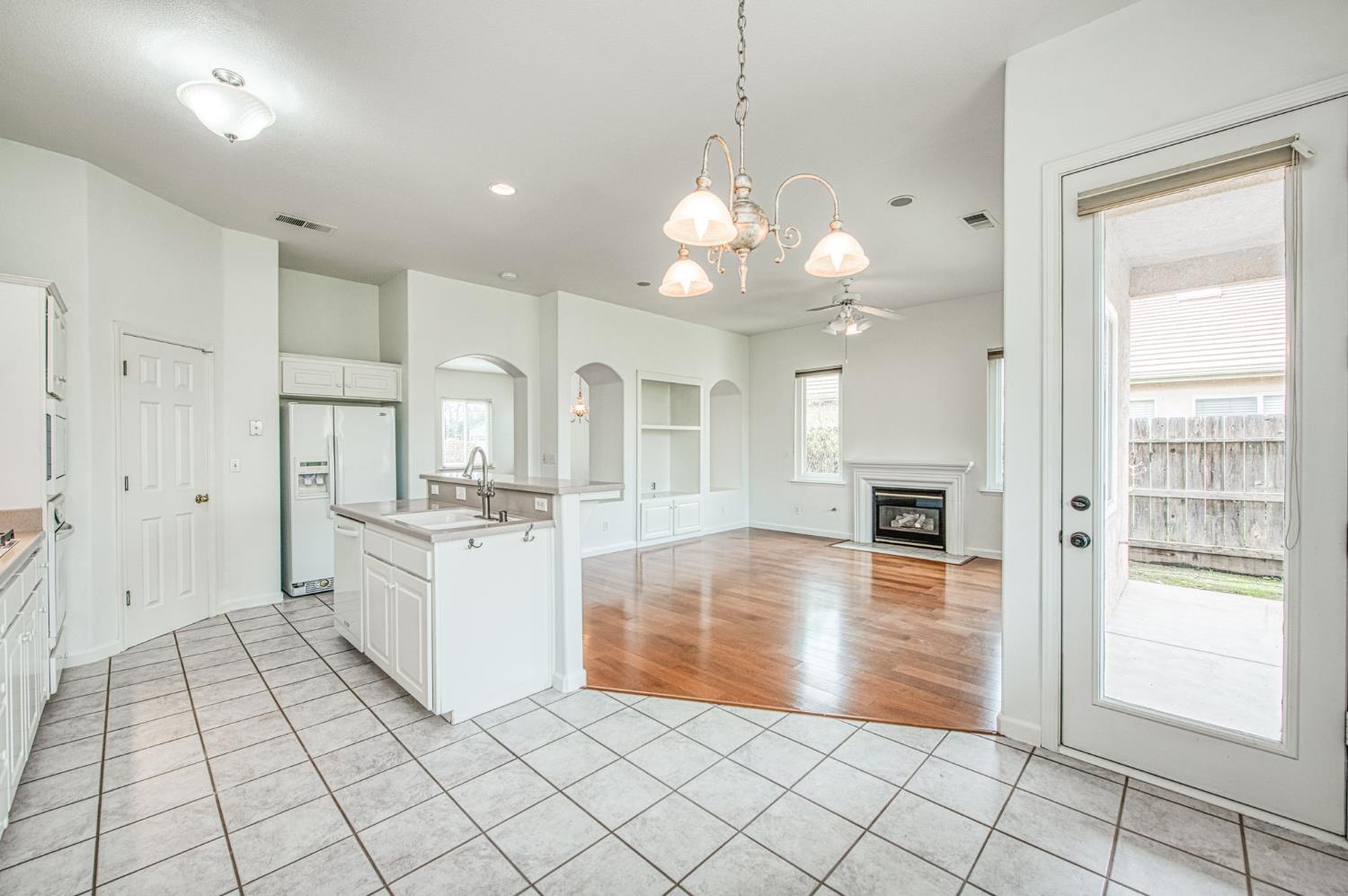 2404 E Pryor Dr, Fresno, CA 93720