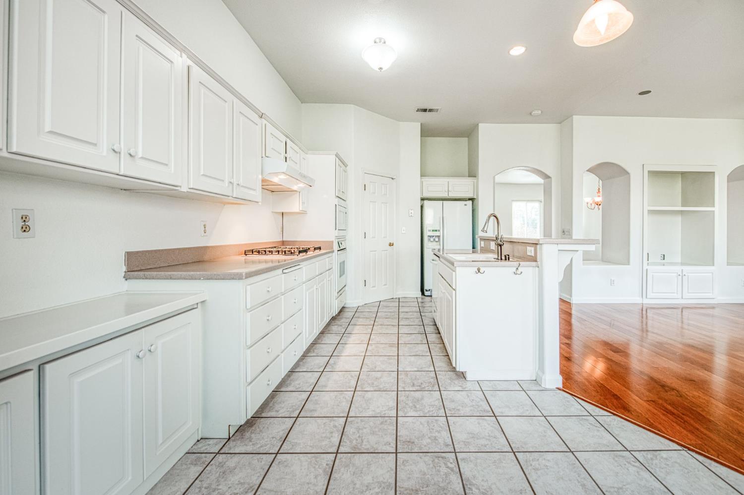 2404 E Pryor Dr, Fresno, CA 93720