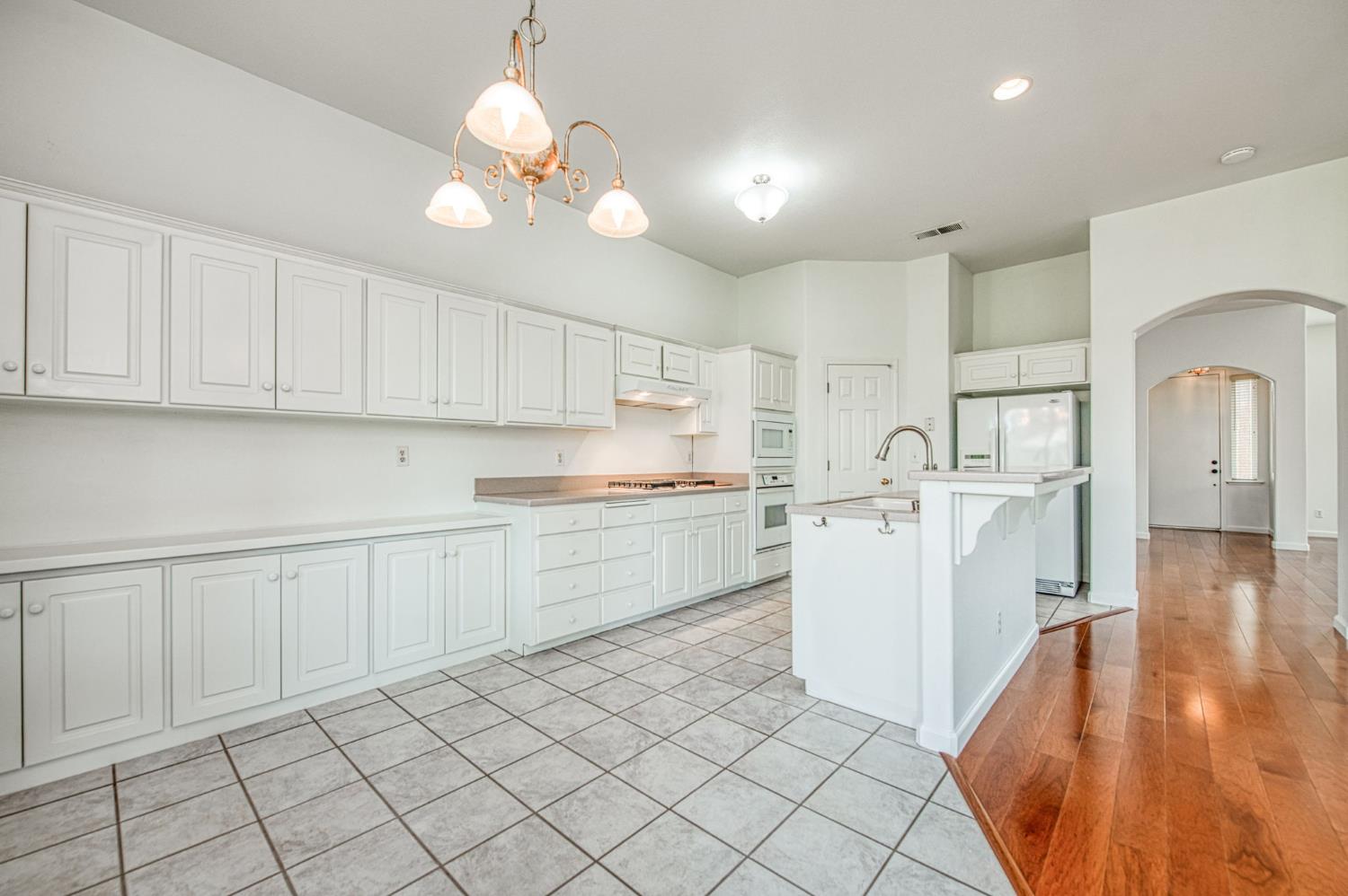 2404 E Pryor Dr, Fresno, CA 93720