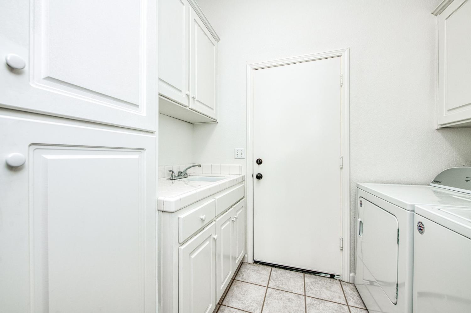 2404 E Pryor Dr, Fresno, CA 93720