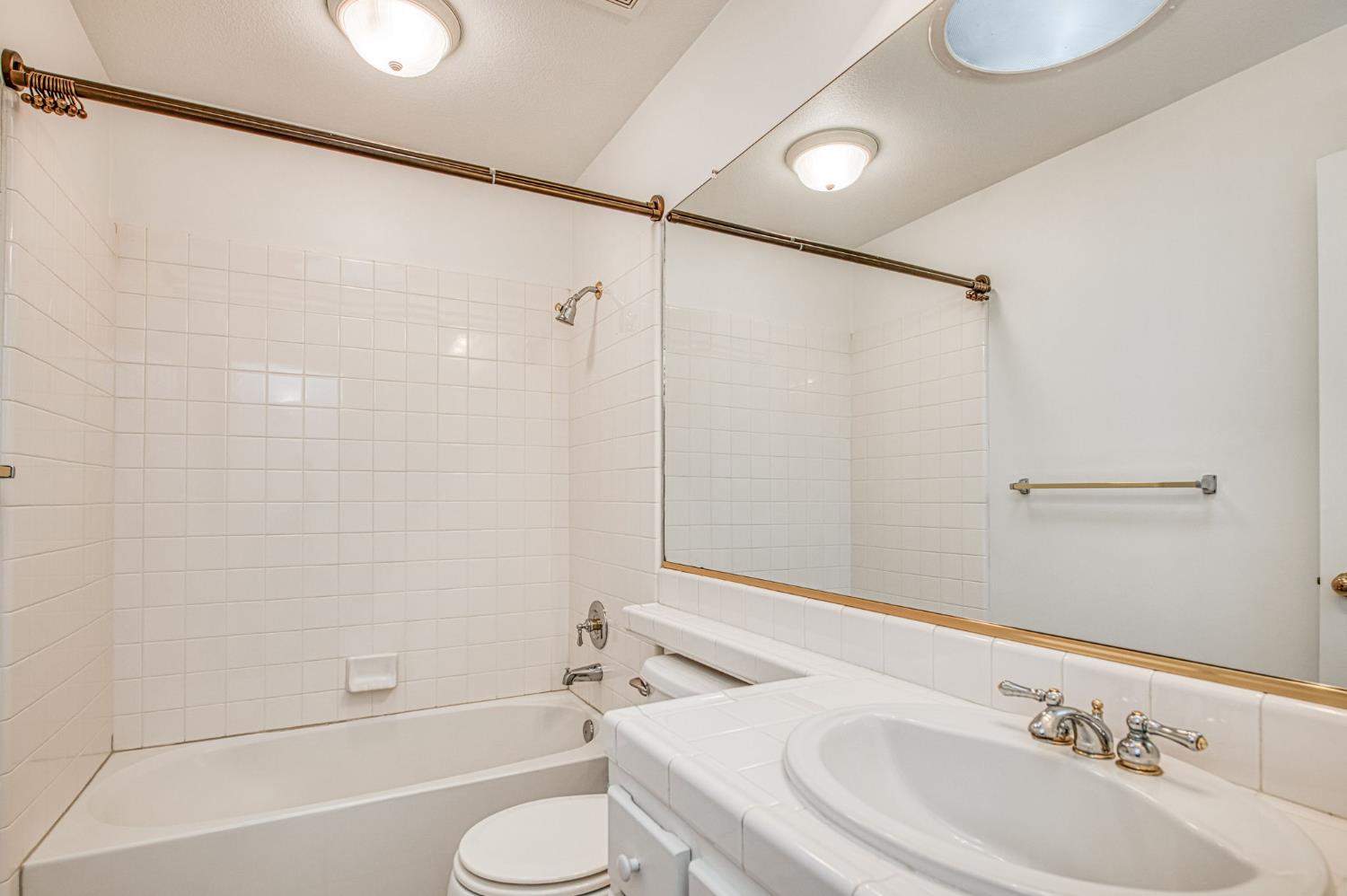 2404 E Pryor Dr, Fresno, CA 93720