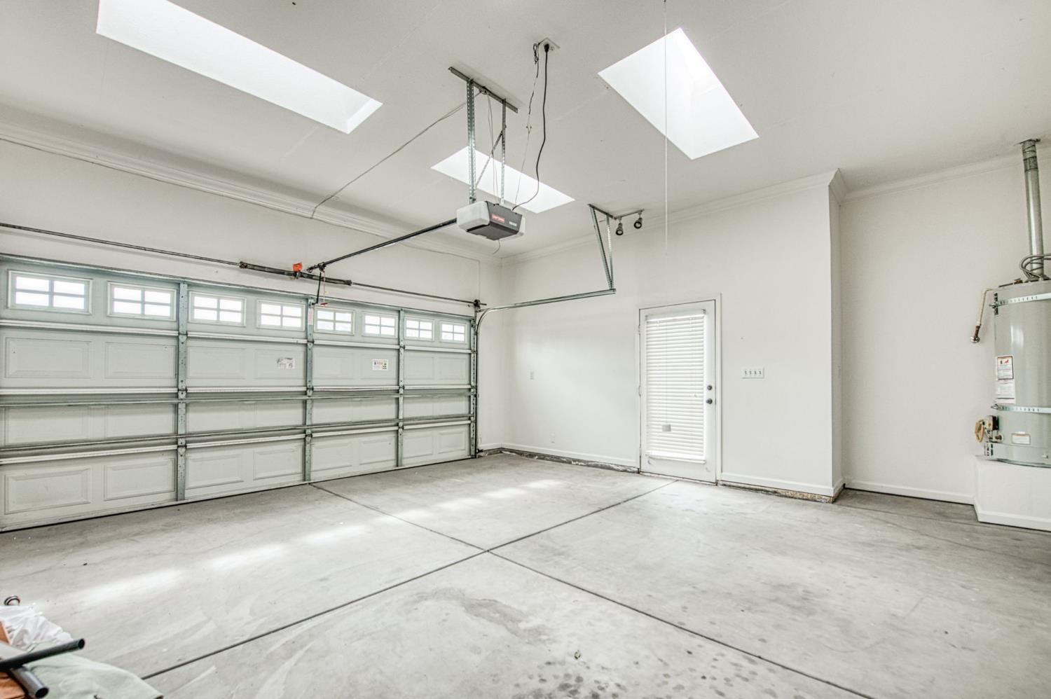 2404 E Pryor Dr, Fresno, CA 93720