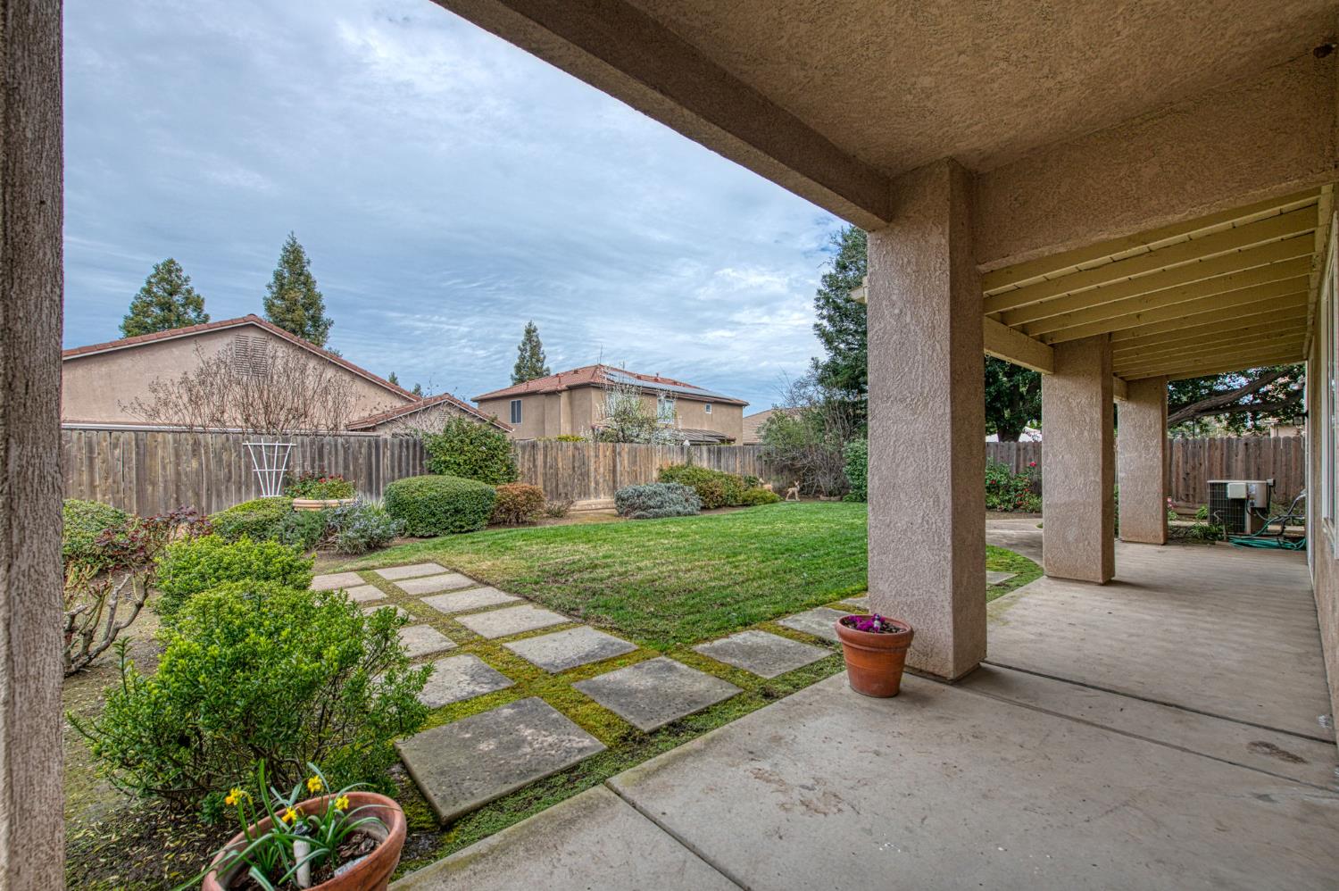 2404 E Pryor Dr, Fresno, CA 93720