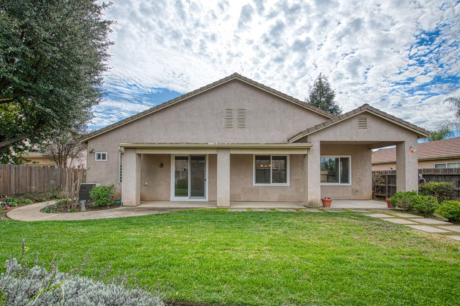 2404 E Pryor Dr, Fresno, CA 93720