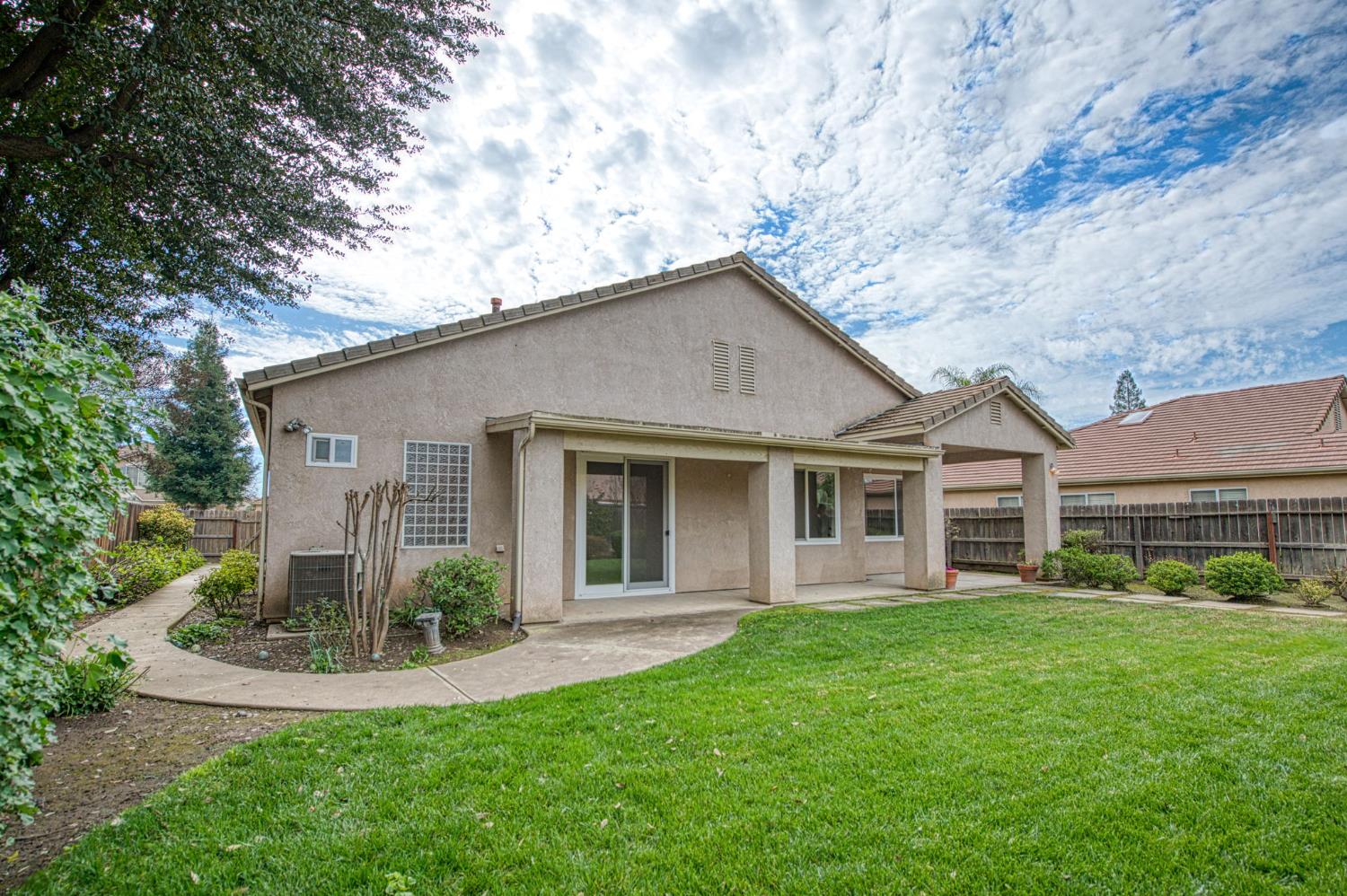 2404 E Pryor Dr, Fresno, CA 93720