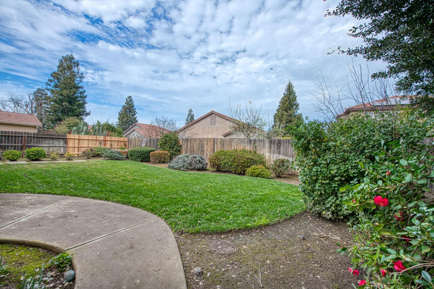 2404 E Pryor Dr, Fresno, CA 93720