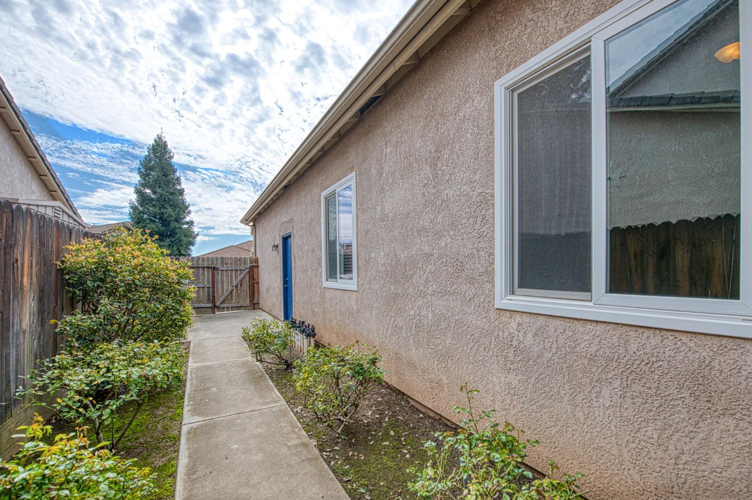 2404 E Pryor Dr, Fresno, CA 93720