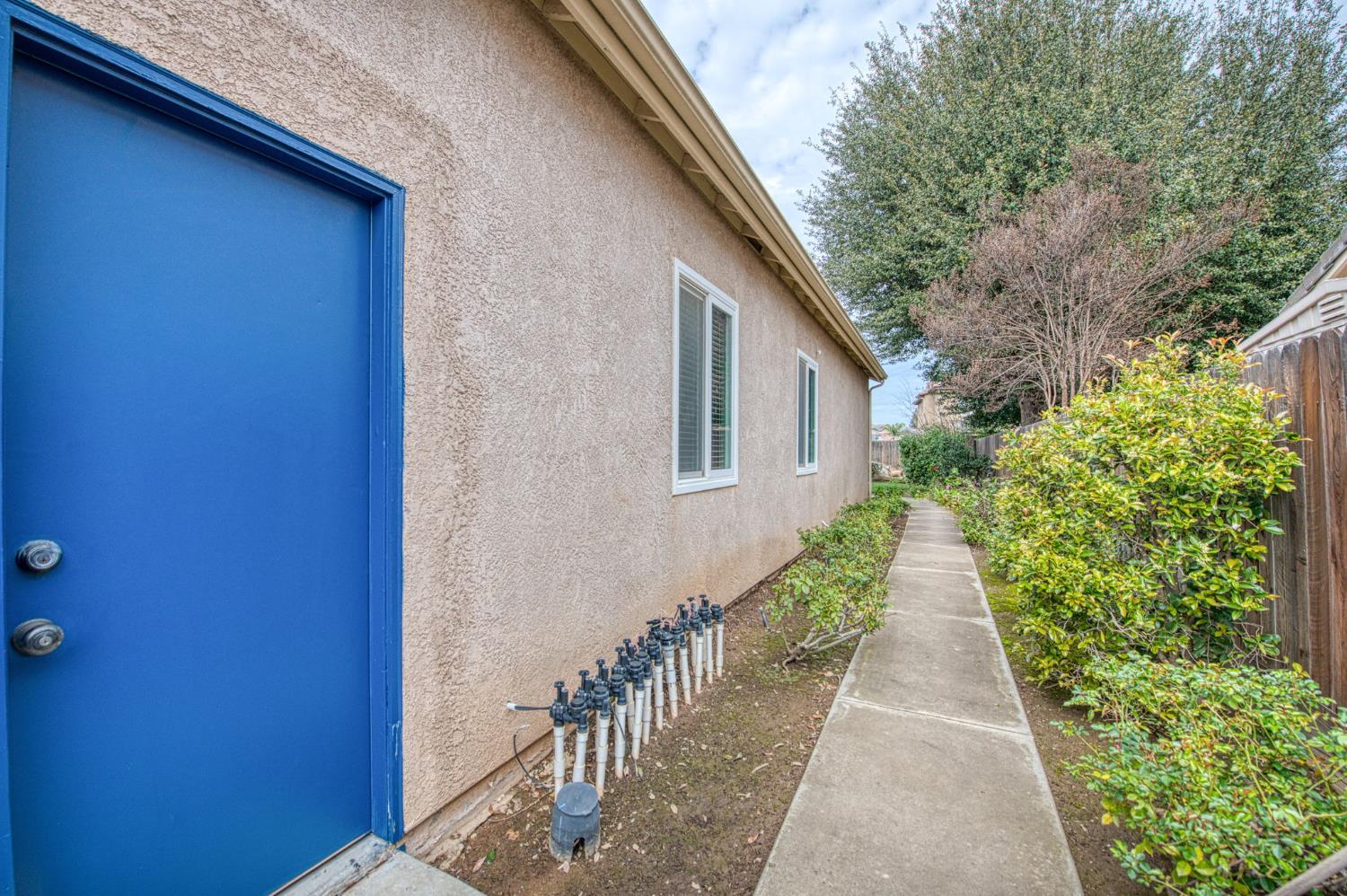 2404 E Pryor Dr, Fresno, CA 93720