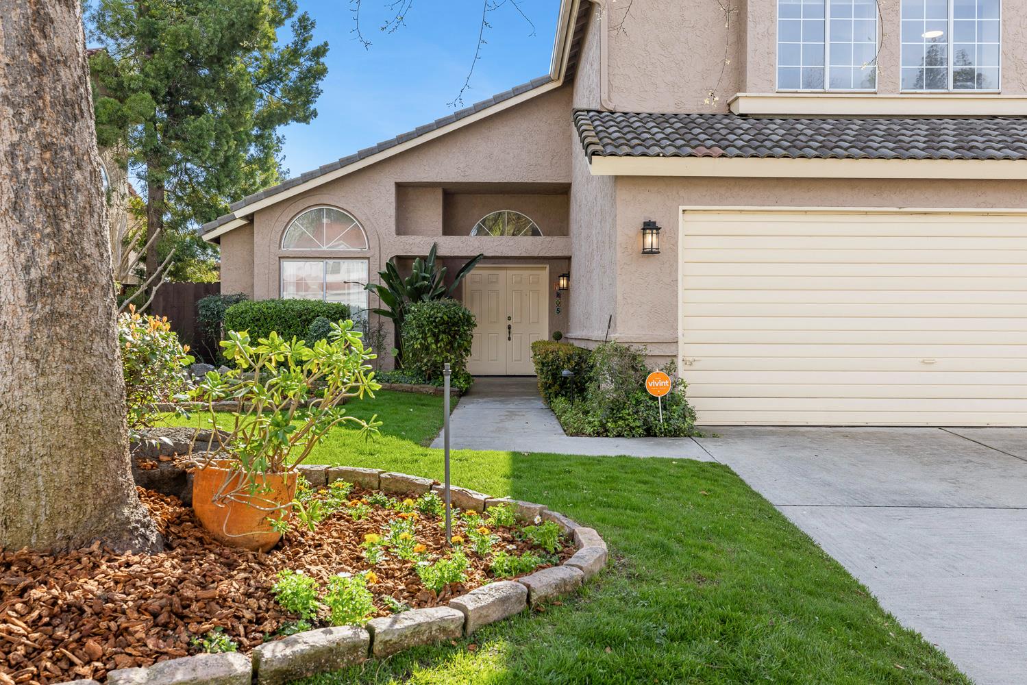 805 E Buckhill Rd, Fresno, CA 93720