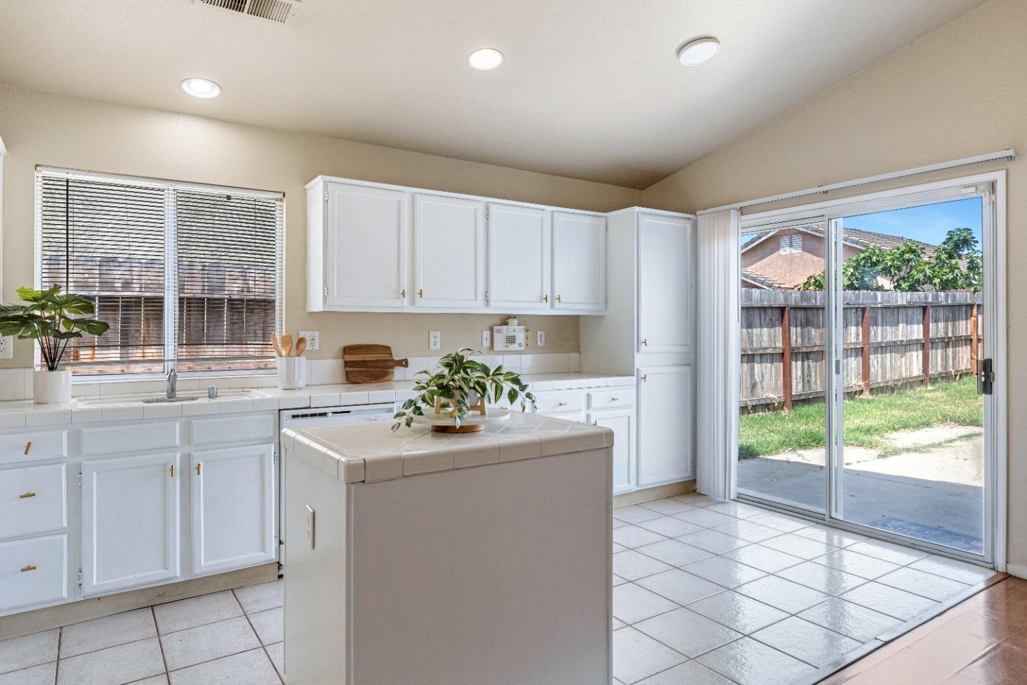 5634 W Donner Ave, Fresno, CA 93722