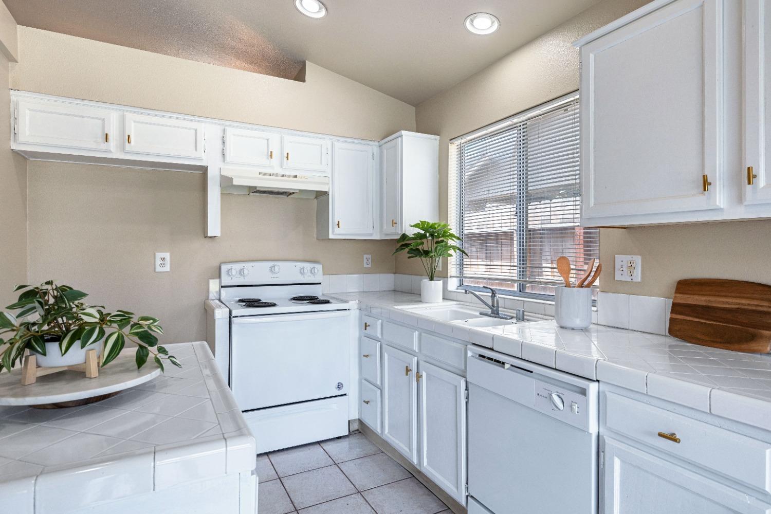 5634 W Donner Ave, Fresno, CA 93722