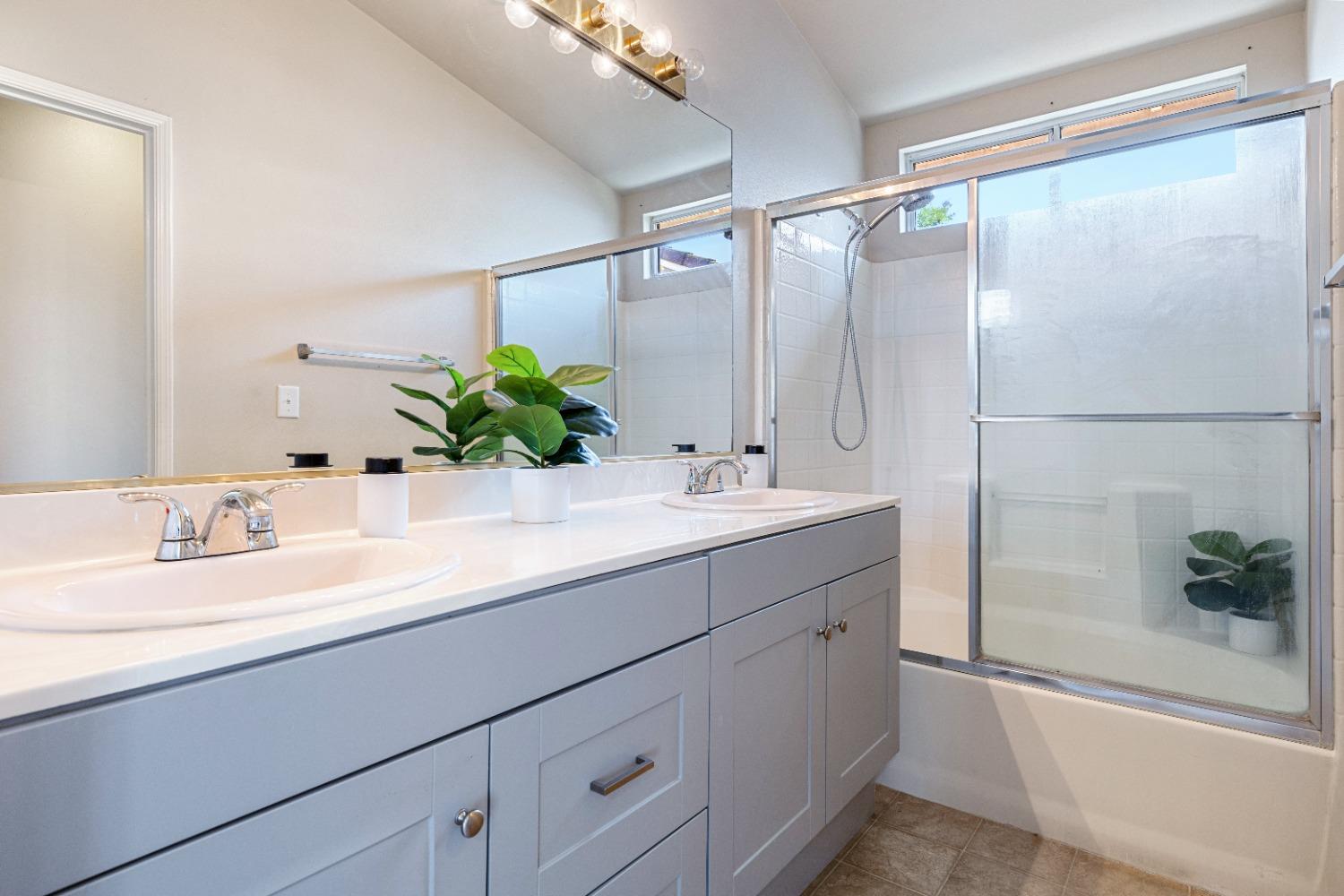 5634 W Donner Ave, Fresno, CA 93722