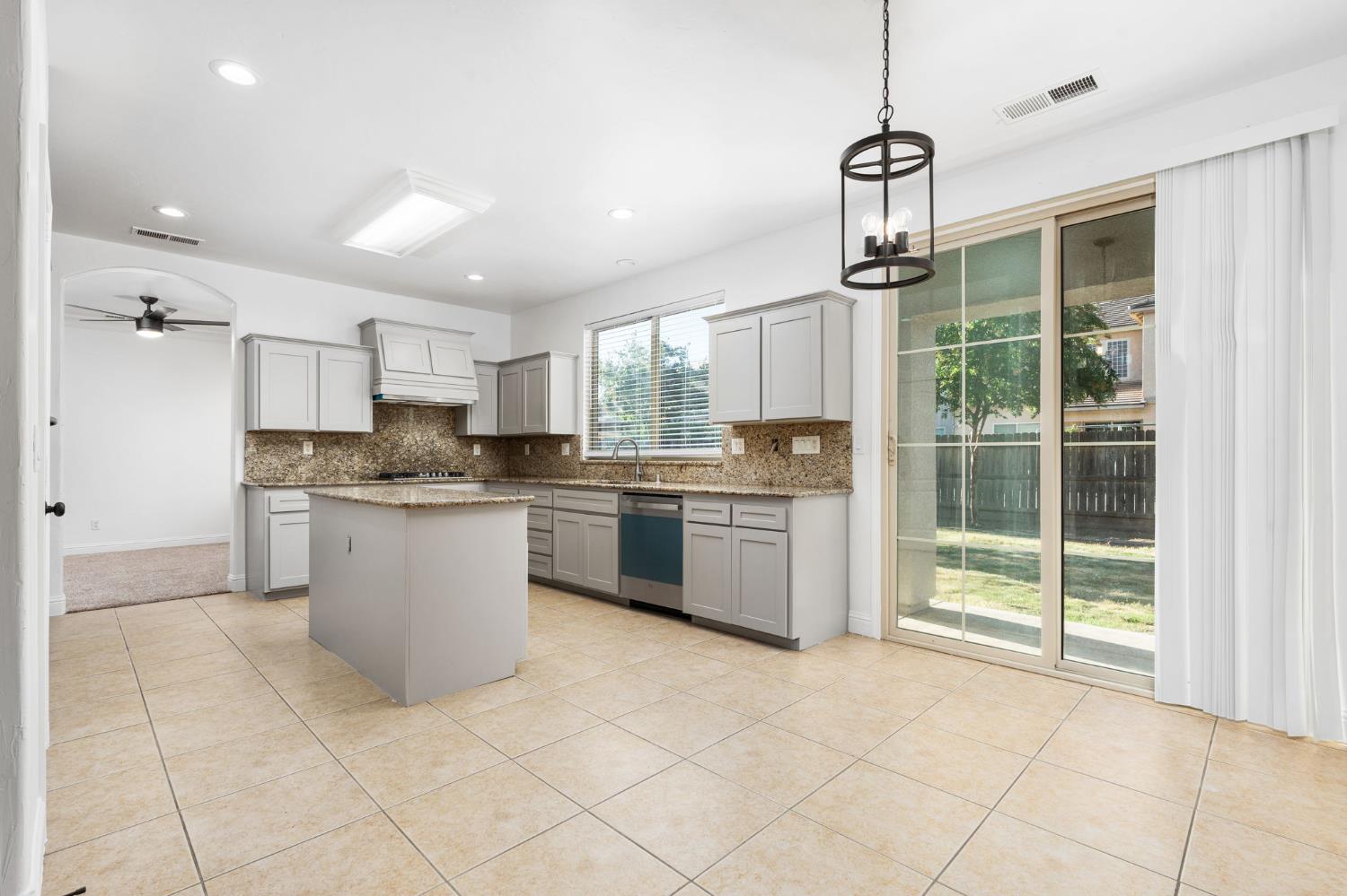 6632 W Dovewood Ln, Fresno, CA 93723