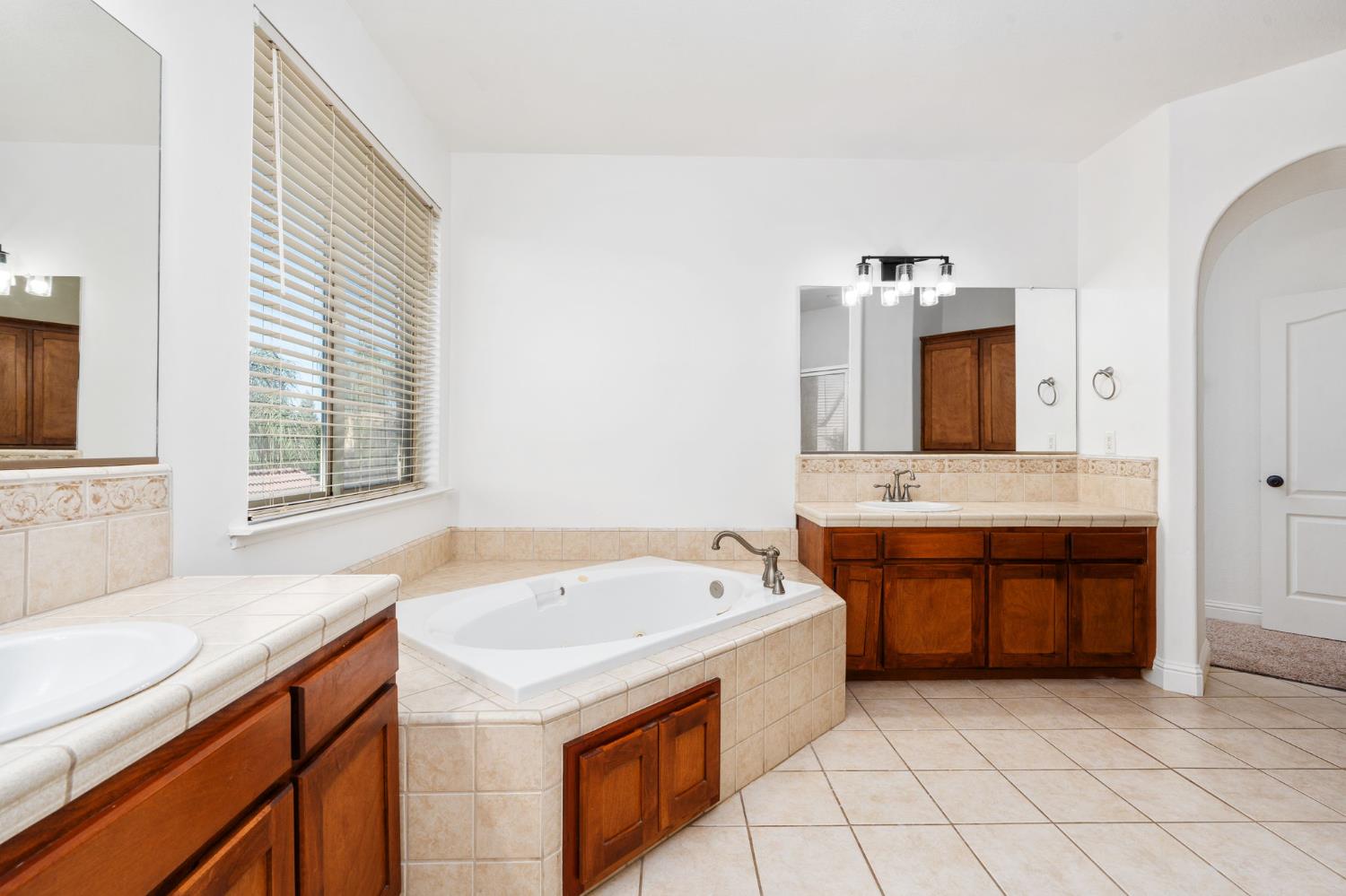 6632 W Dovewood Ln, Fresno, CA 93723