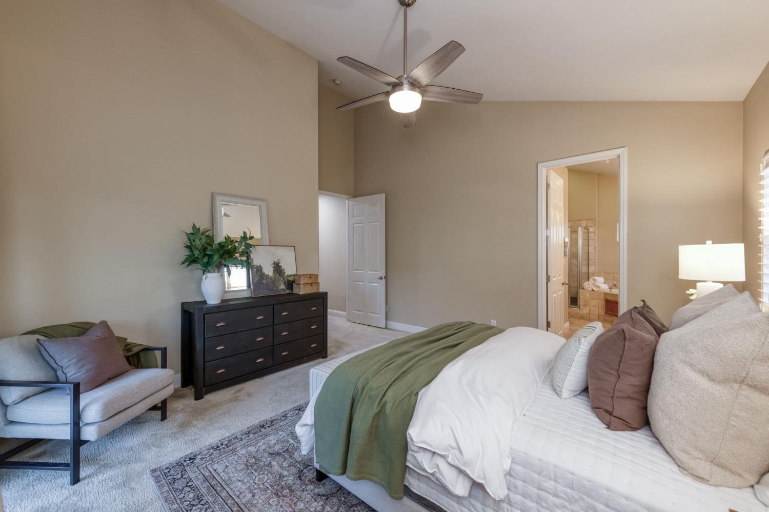 10687 N Tea Party Ln, Fresno, CA 93730