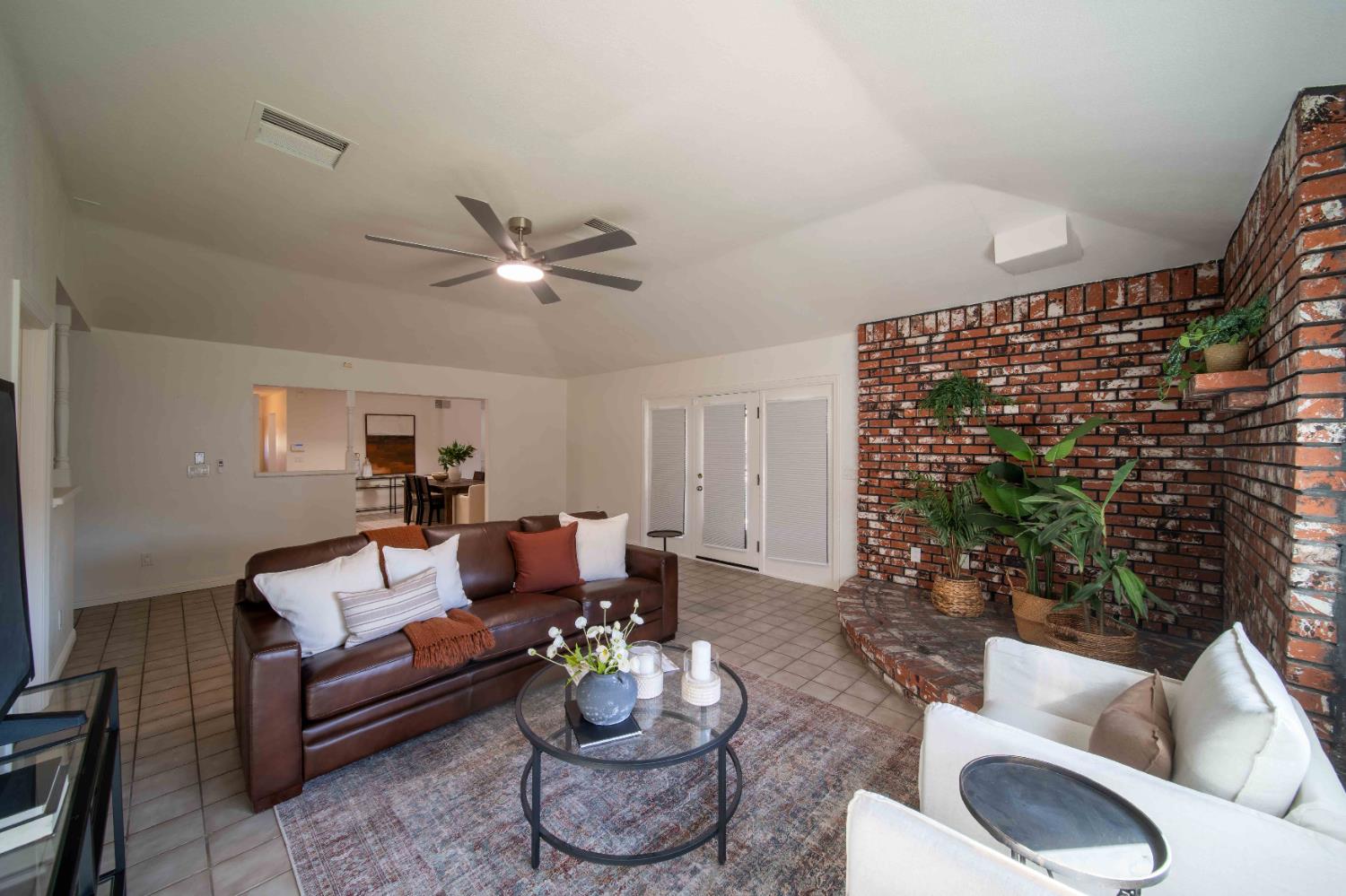 4421 N Woodrow Ave, Fresno, CA 93726