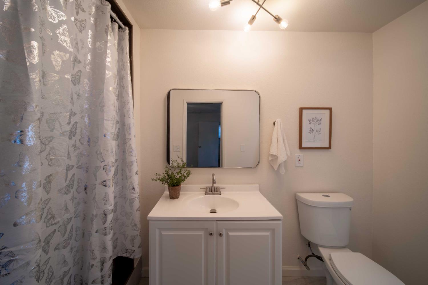 4421 N Woodrow Ave, Fresno, CA 93726