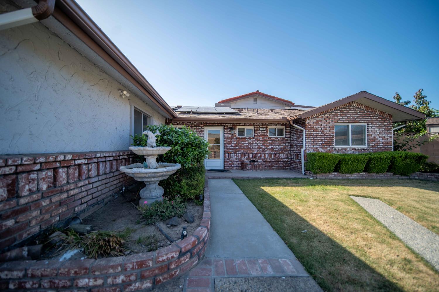 4421 N Woodrow Ave, Fresno, CA 93726