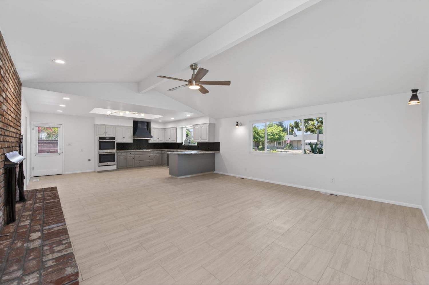 1326 W Escalon Ave, Fresno, CA 93711