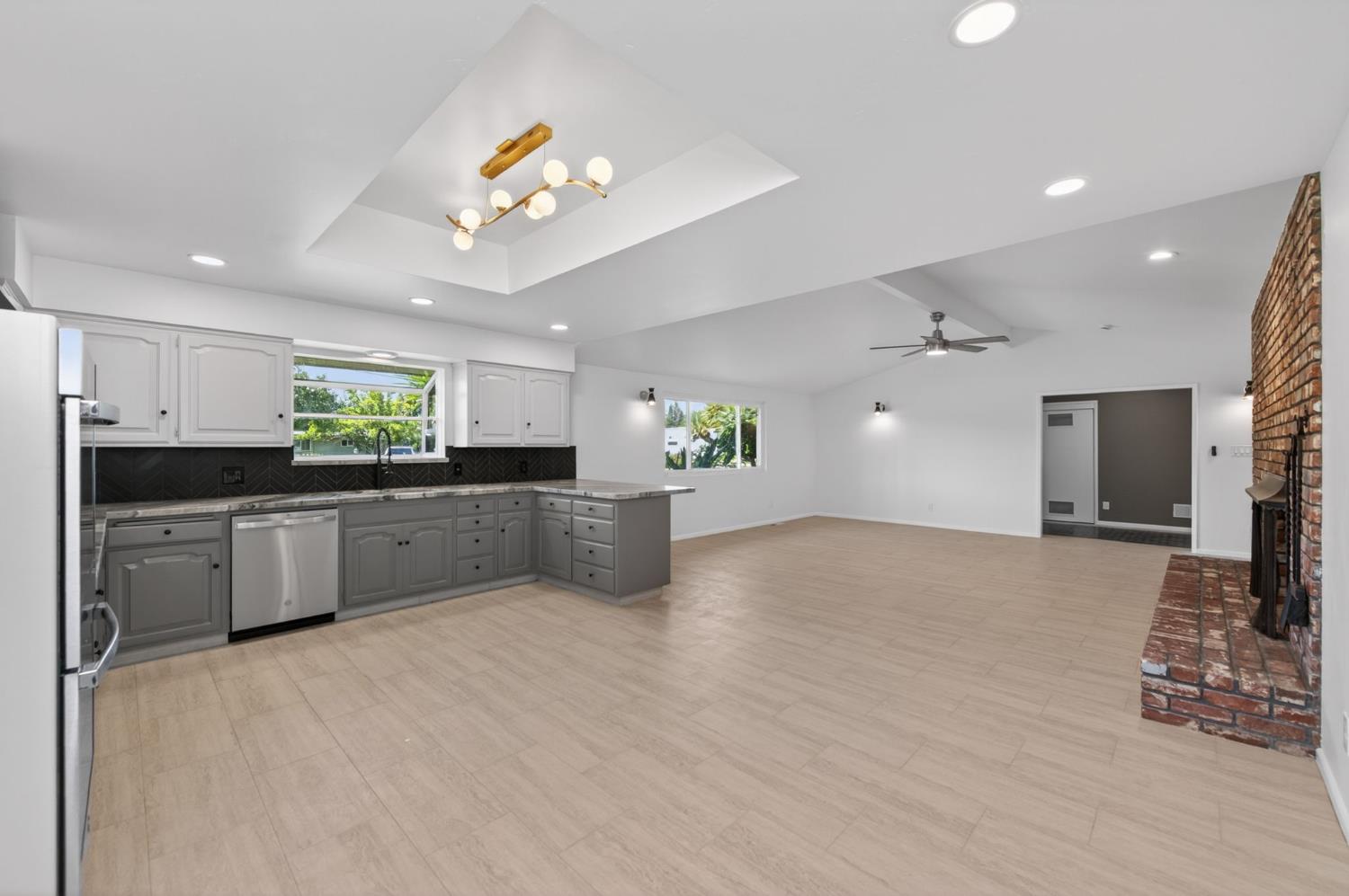1326 W Escalon Ave, Fresno, CA 93711