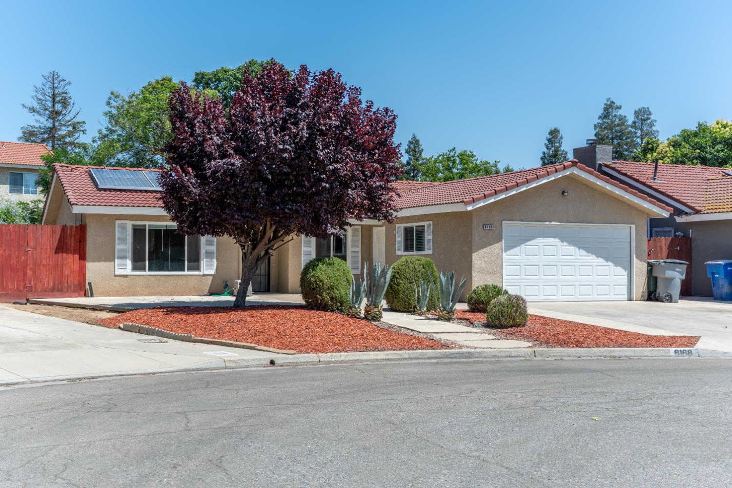 6168 N Lola Ave, Fresno, CA 93722