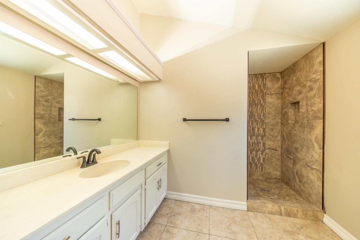 6168 N Lola Ave, Fresno, CA 93722