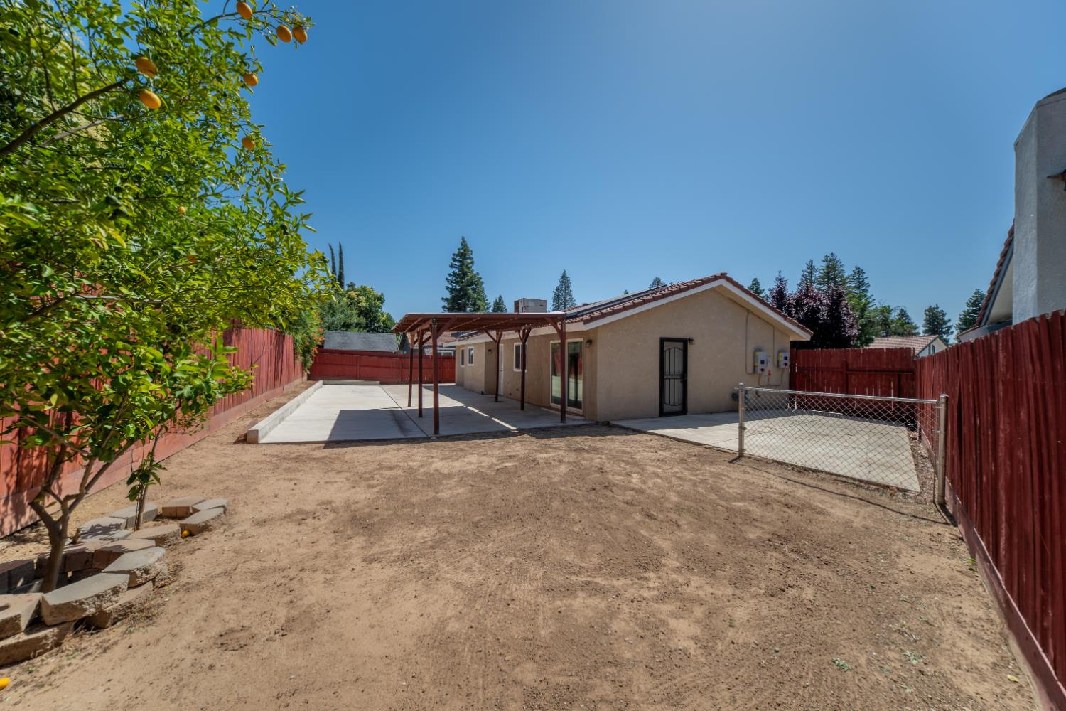 6168 N Lola Ave, Fresno, CA 93722