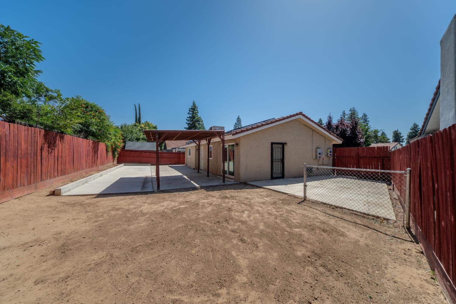6168 N Lola Ave, Fresno, CA 93722