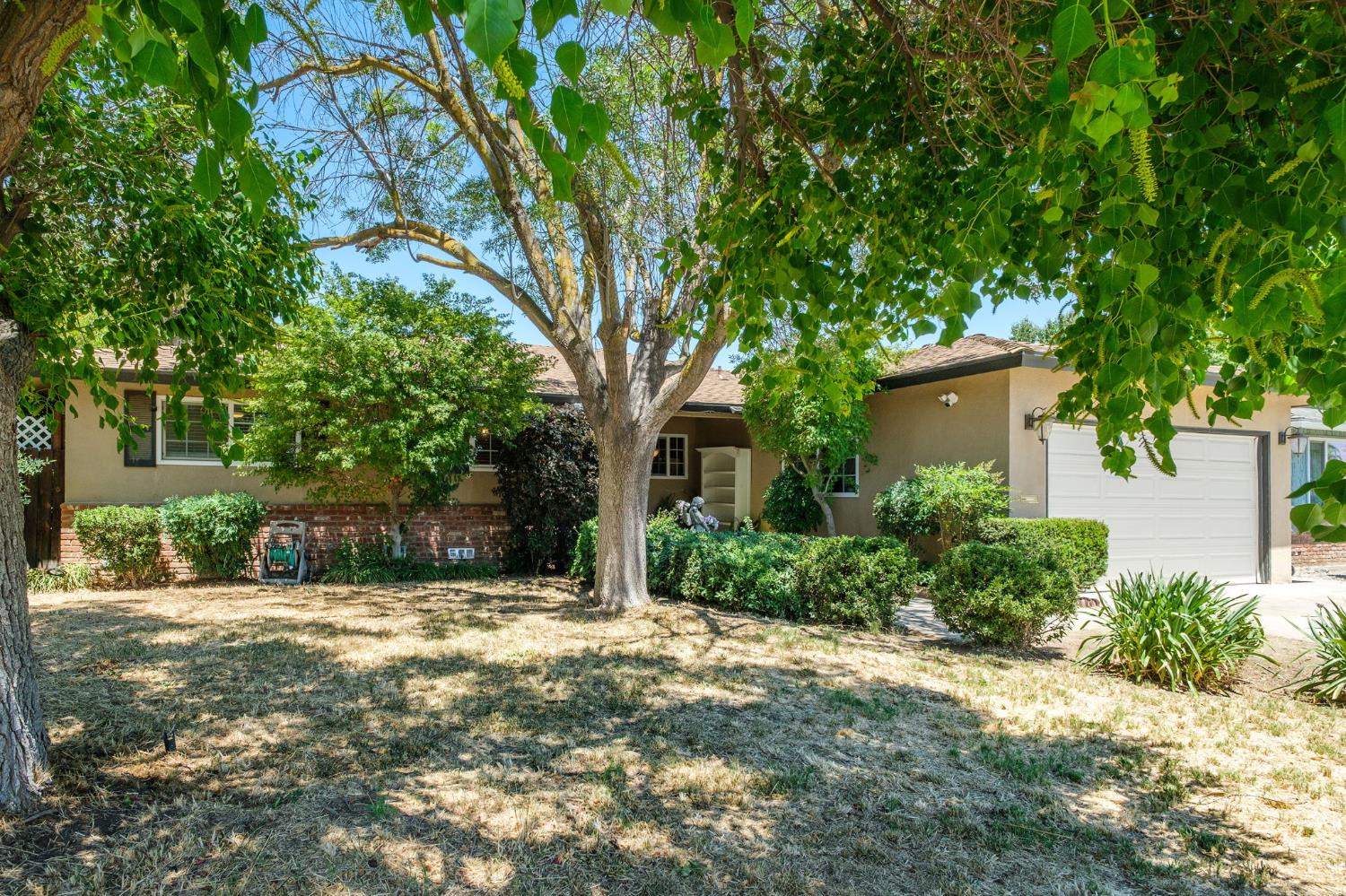2564 E Los Altos Ave, Fresno, CA 93710