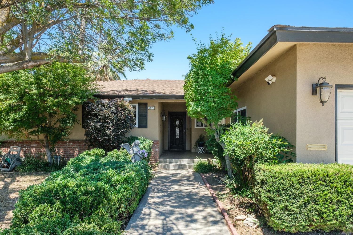 2564 E Los Altos Ave, Fresno, CA 93710