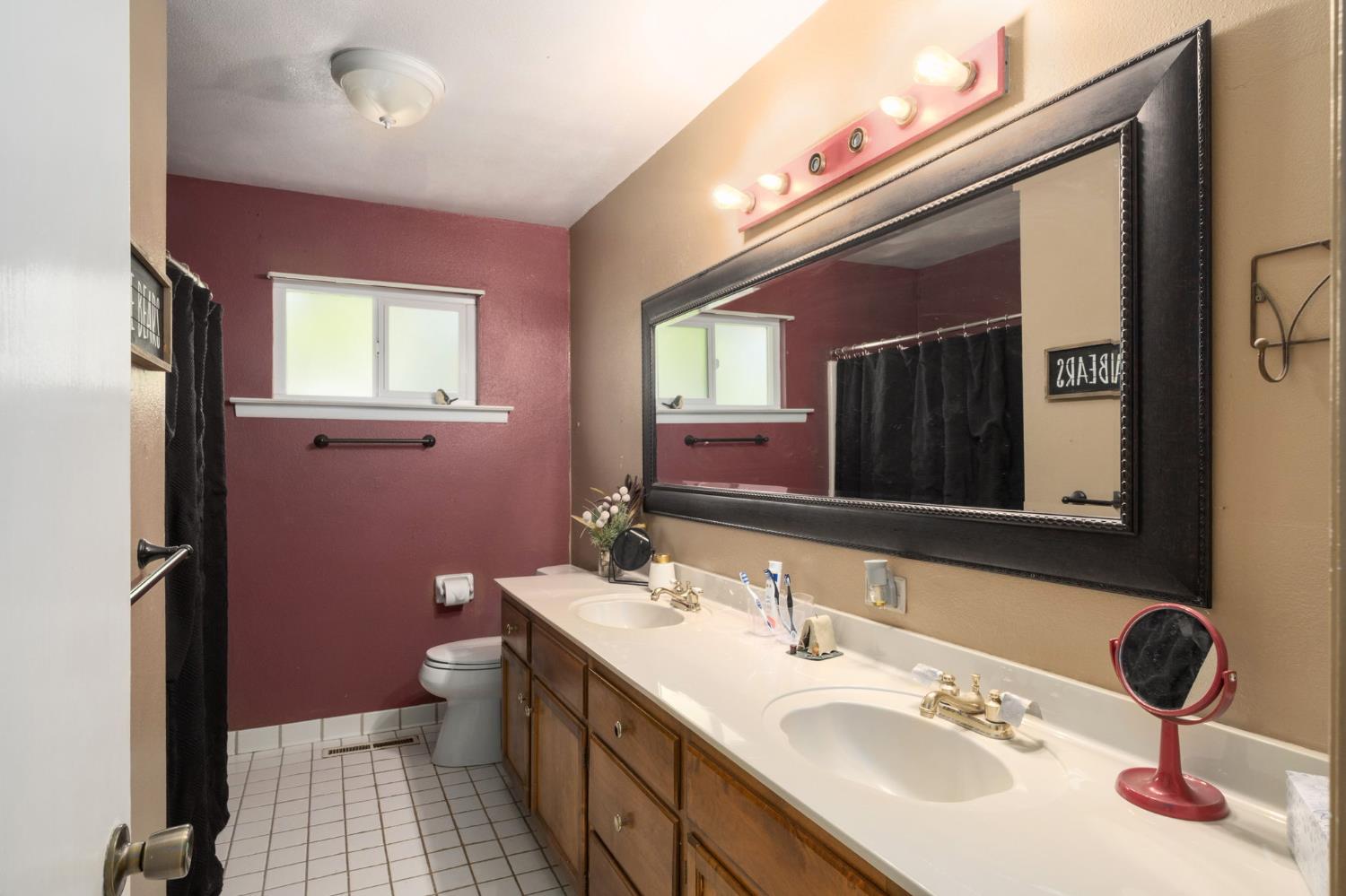 2564 E Los Altos Ave, Fresno, CA 93710