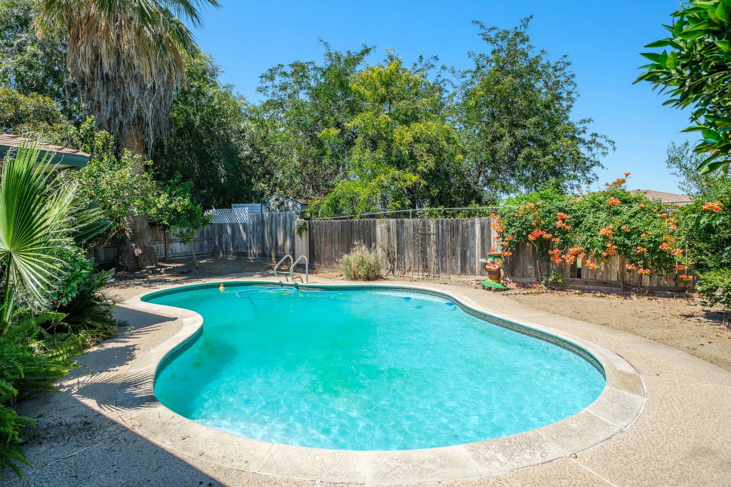 2564 E Los Altos Ave, Fresno, CA 93710