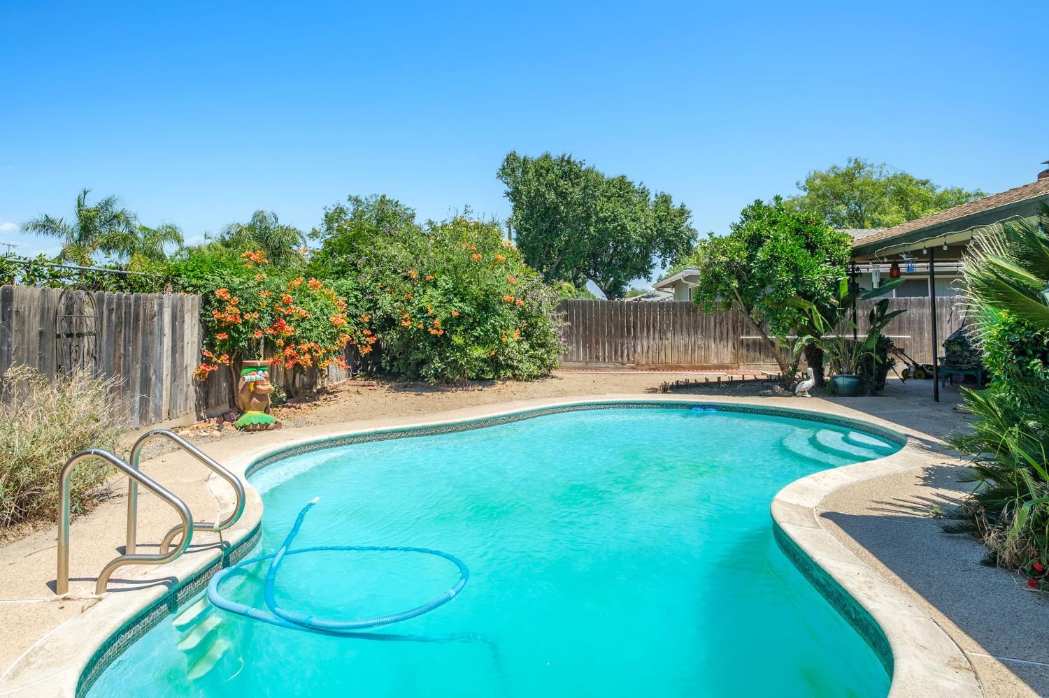 2564 E Los Altos Ave, Fresno, CA 93710