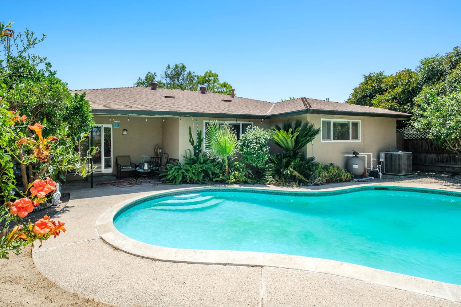 2564 E Los Altos Ave, Fresno, CA 93710