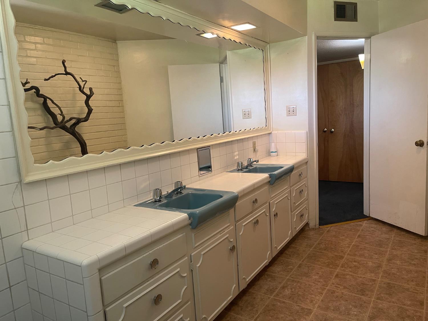 1111 W Kearney Blvd, Fresno, CA 93706