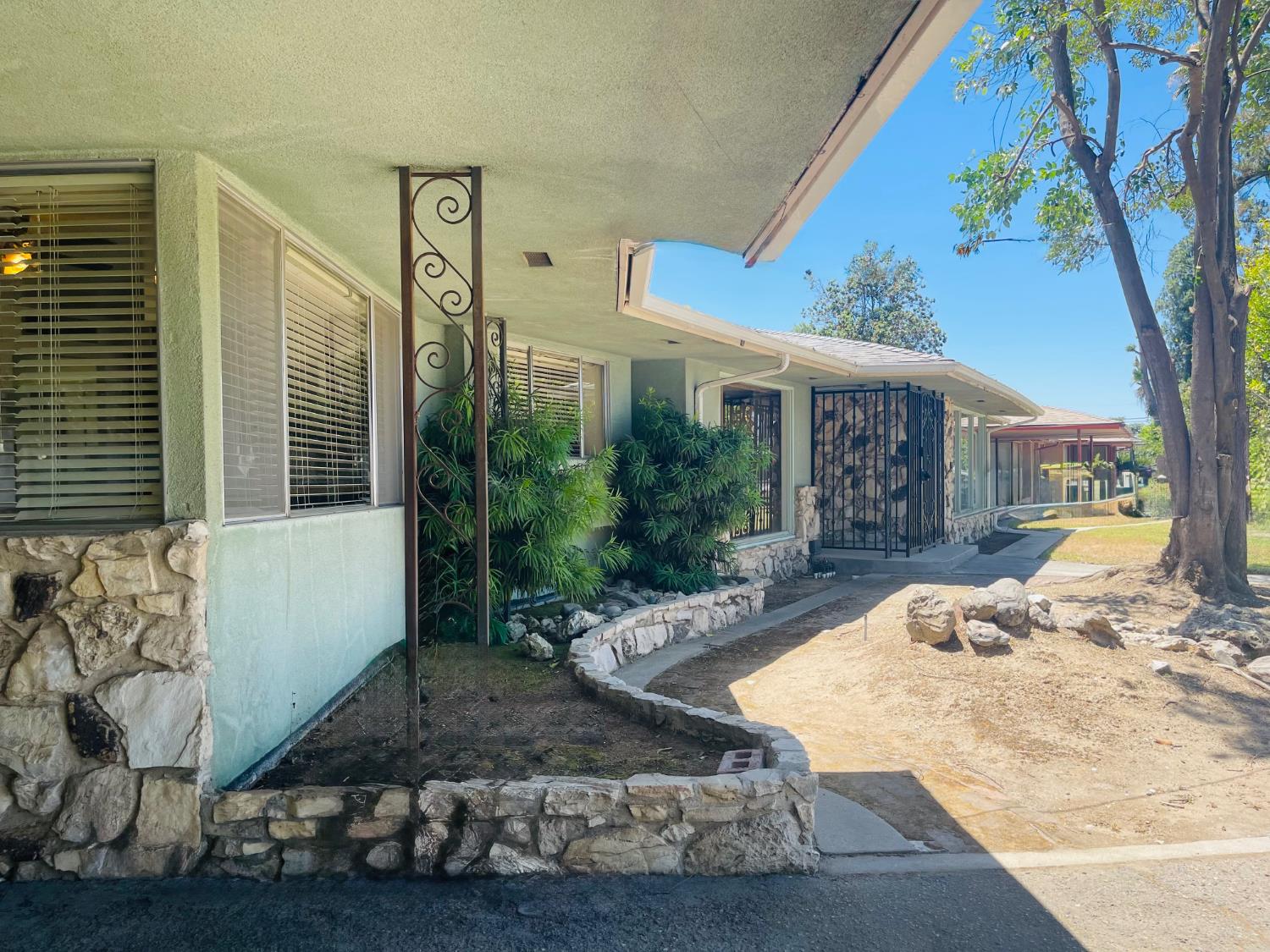 1111 W Kearney Blvd, Fresno, CA 93706