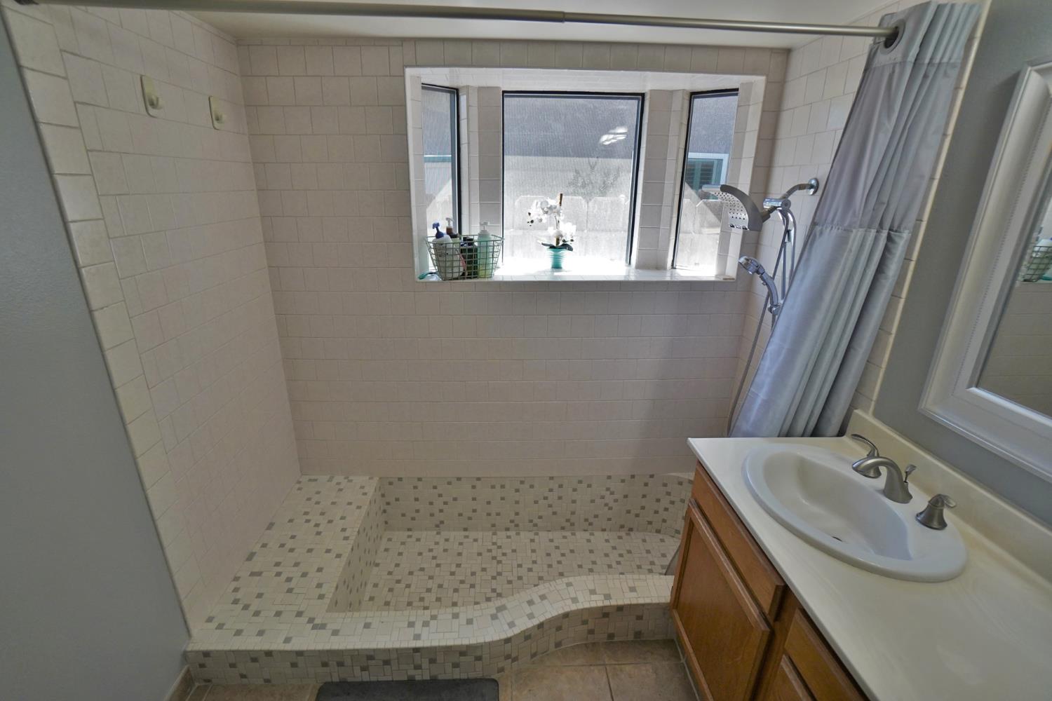 5823 E Washington Ave, Fresno, CA 93727