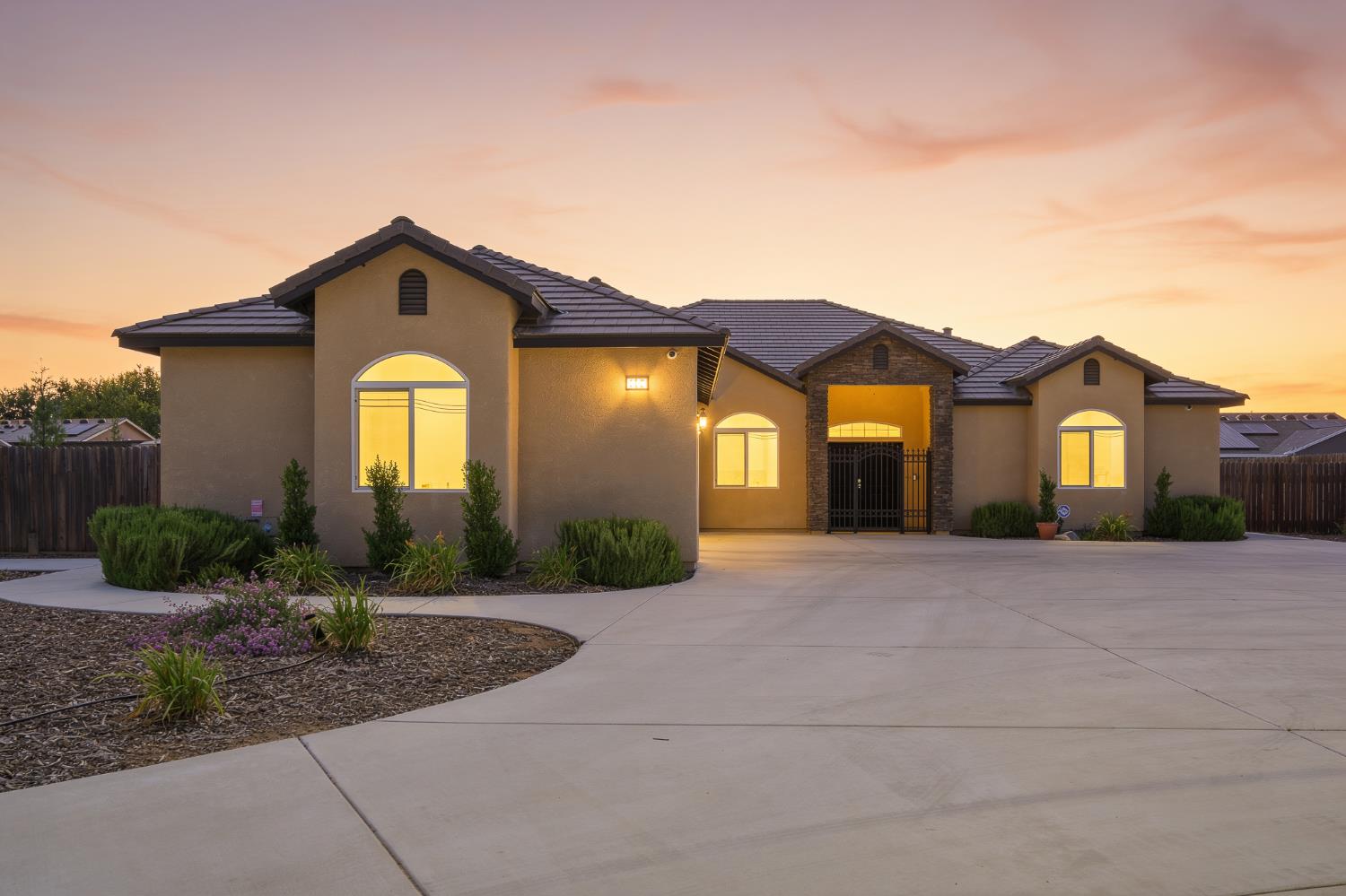 2308 S Minnewawa Ave, Fresno, CA 93727