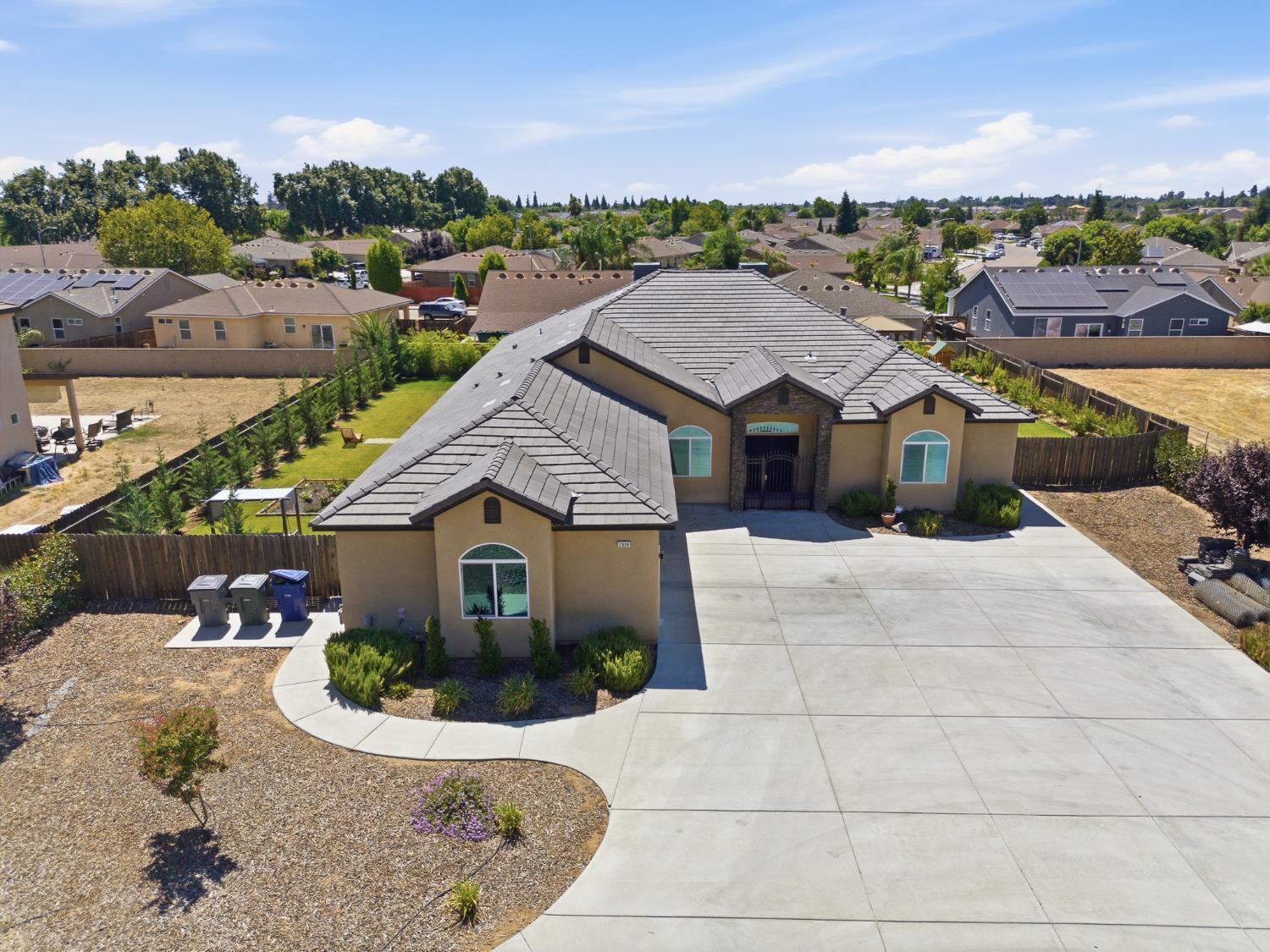 2308 S Minnewawa Ave, Fresno, CA 93727