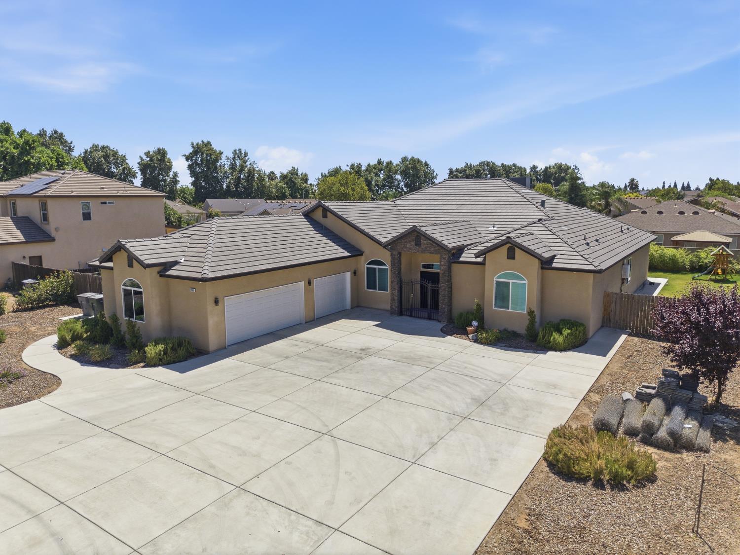 2308 S Minnewawa Ave, Fresno, CA 93727