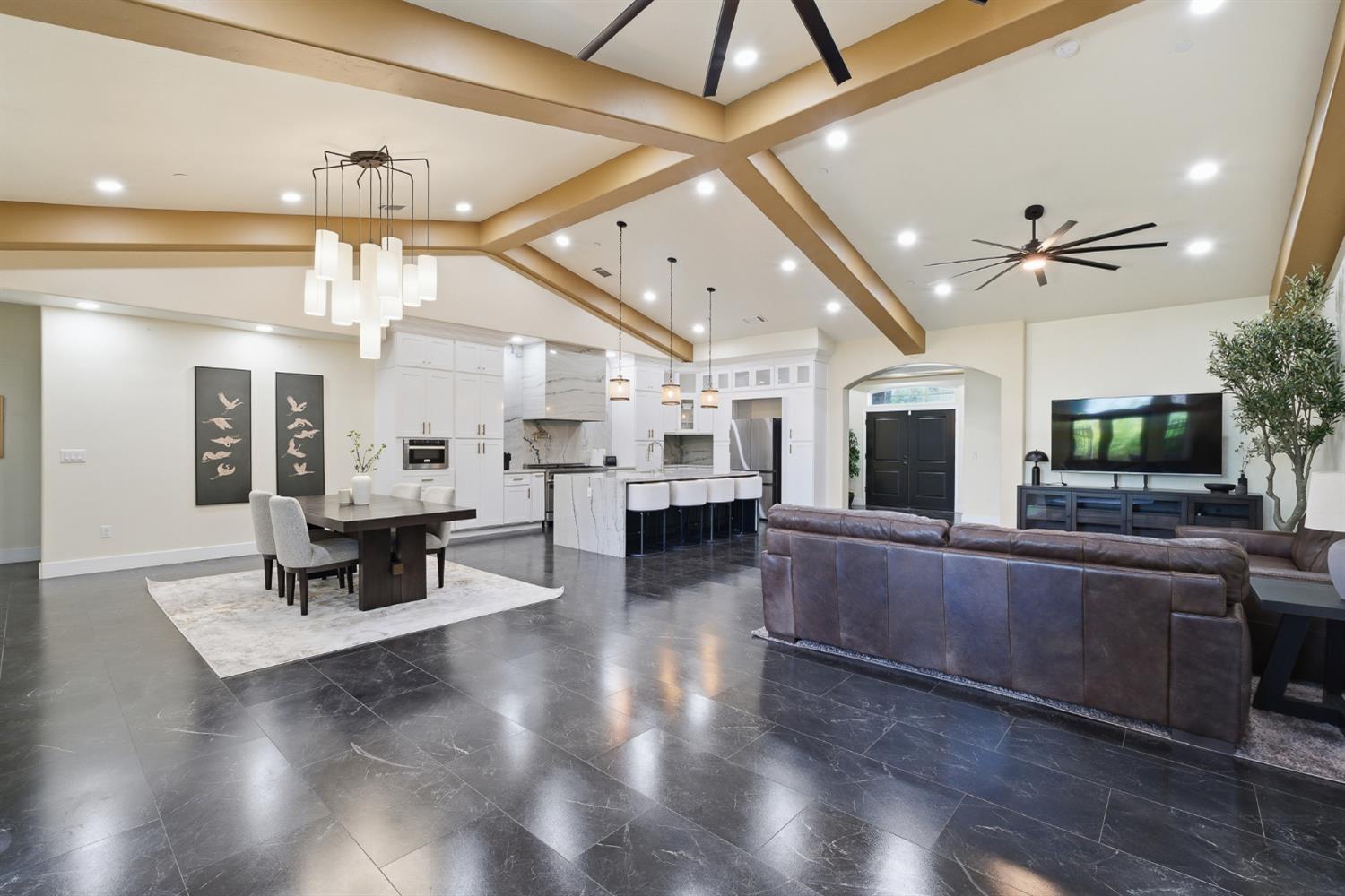 2308 S Minnewawa Ave, Fresno, CA 93727