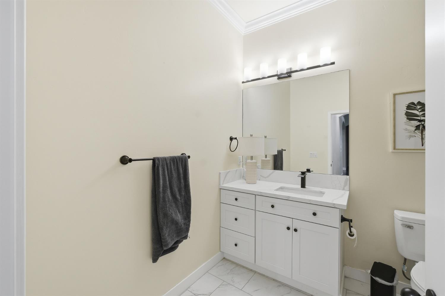 2308 S Minnewawa Ave, Fresno, CA 93727