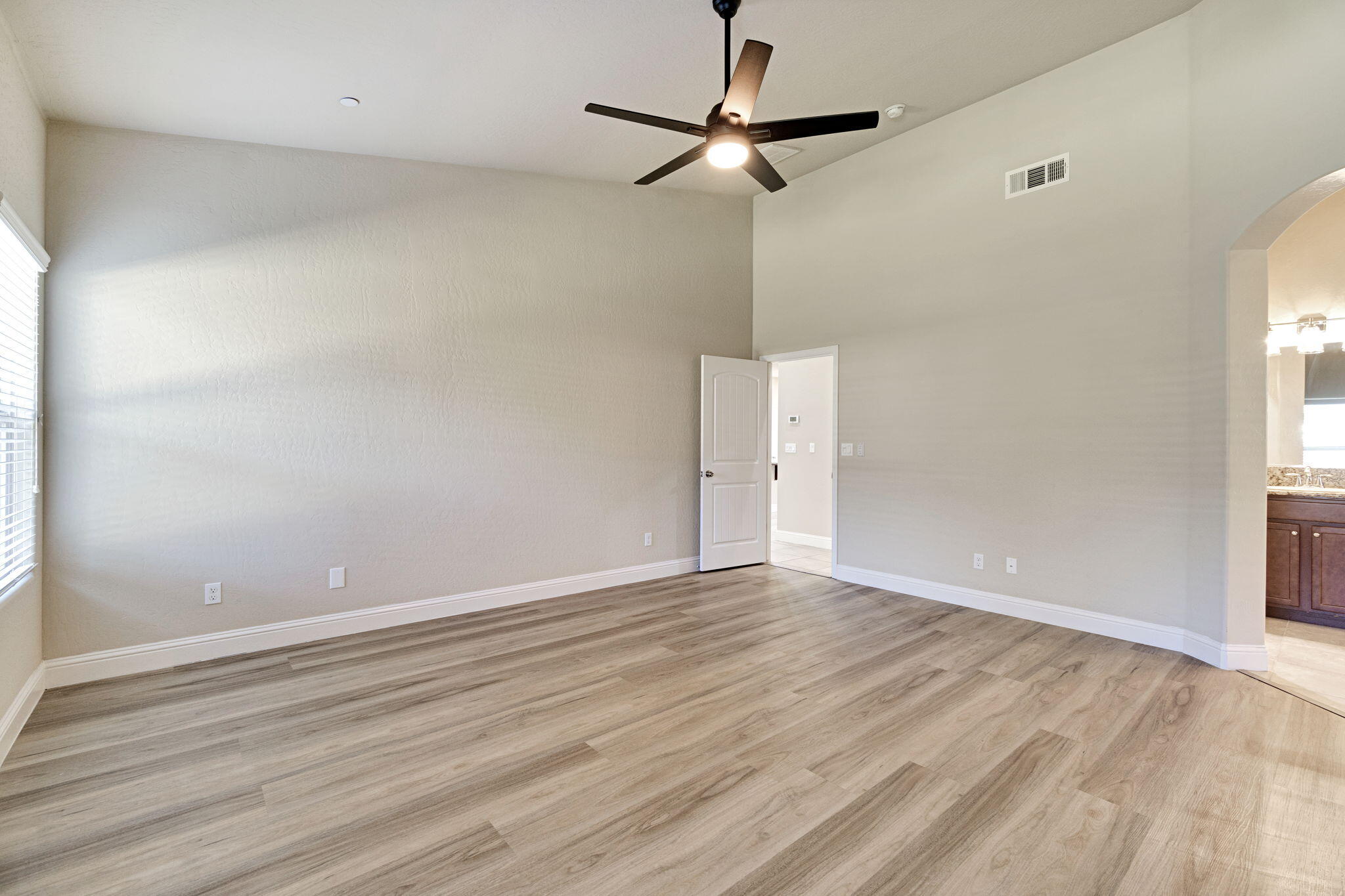 6165 E Farrin Ave, Fresno, CA 93727