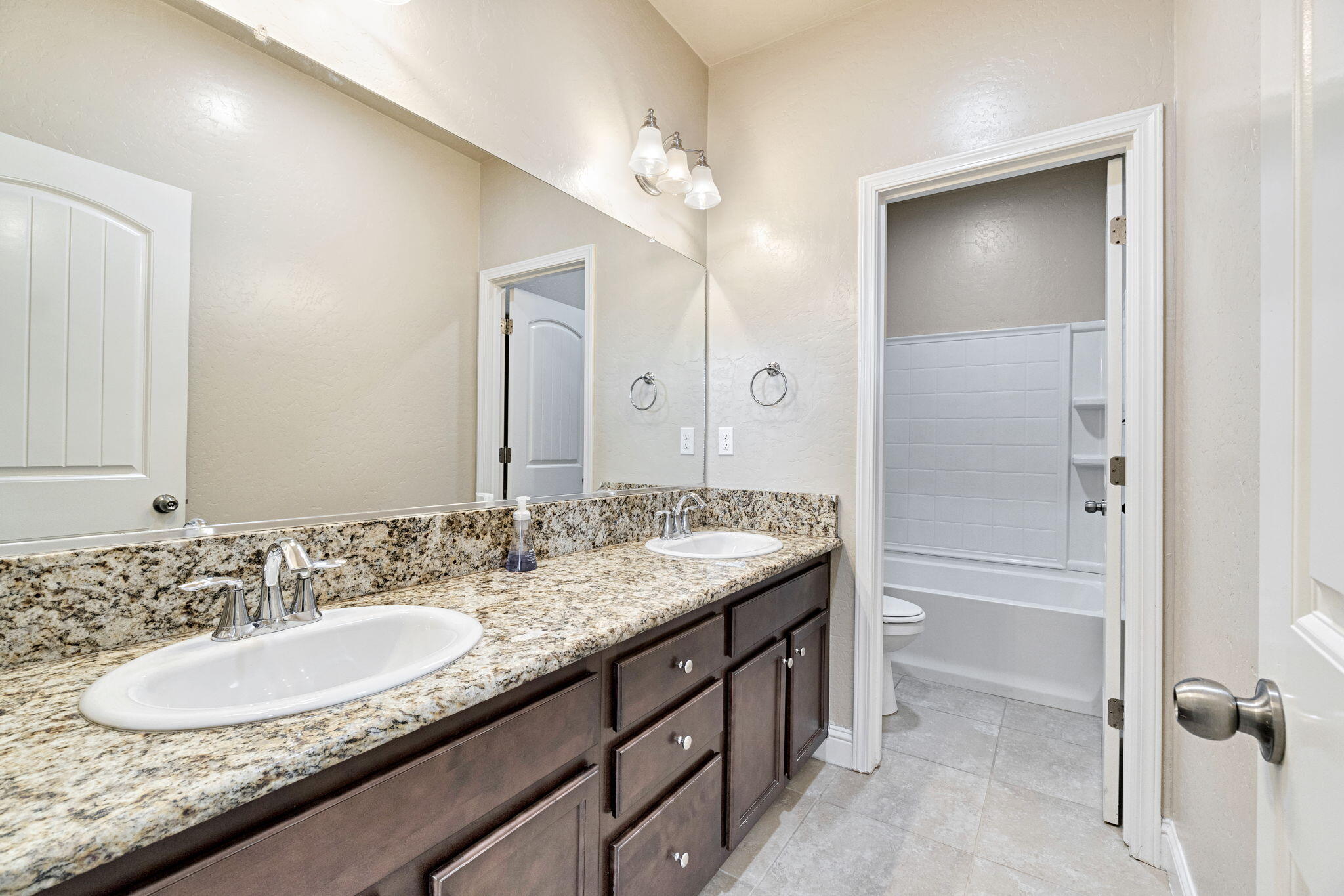 6165 E Farrin Ave, Fresno, CA 93727